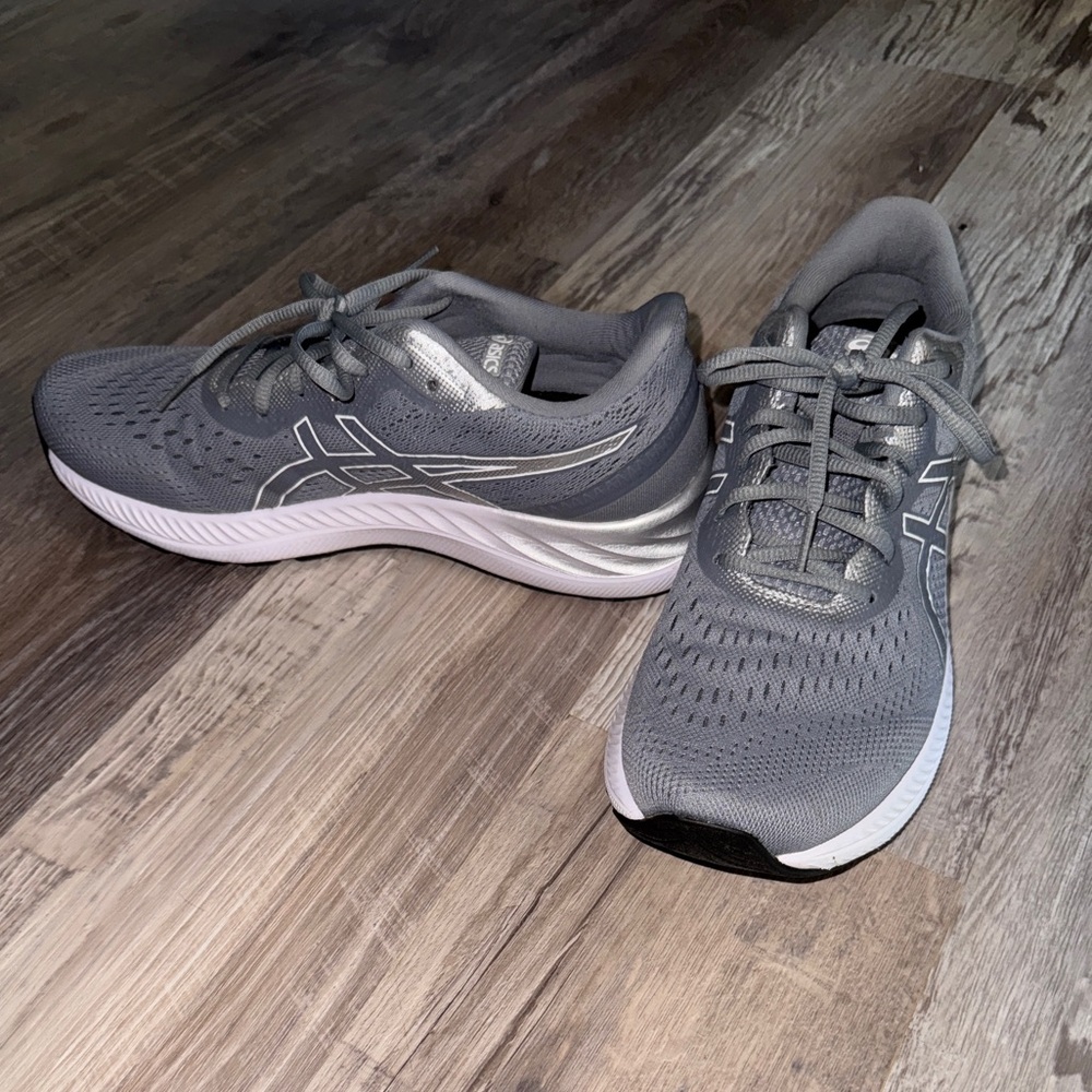Asics Gel Excite 8 women’s size 11 in practically brand new condition